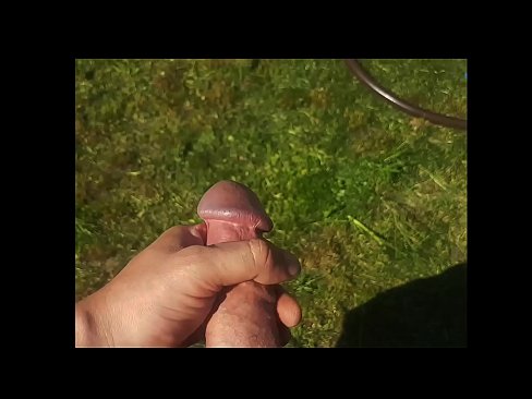❤️ Hot hottie gets viņai rozā pussy fucked un cums ar squirt vasaras dārzā ☑ Duršanās video pie mums