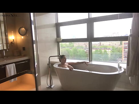❤️ Milzīgs skaistule kaislīgi trīc no viņas pussy vannas istabā ☑ Duršanās video pie mums