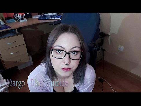 ❤️ Seksīga meitene ar brillēm sūc dildo dziļi kamerā ☑ Duršanās video pie mums