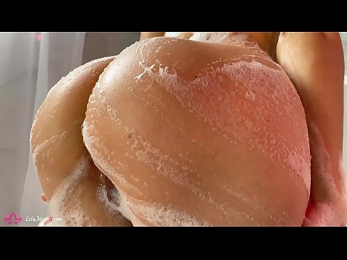 ❤️ Brunete masturbē makstiņu ar vibratoru līdz intensīvam orgasmam dušā ☑ Duršanās video pie mums