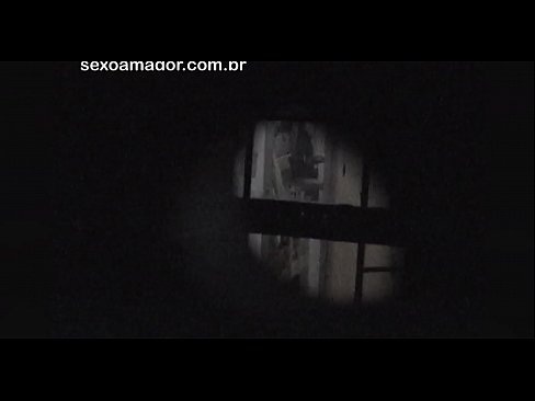 ❤️ Blondīnīte tiek slepeni filmēta ar kaimiņu vuajeru, kurš slēpjas aiz dobiem ķieģeļiem ☑ Duršanās video pie mums