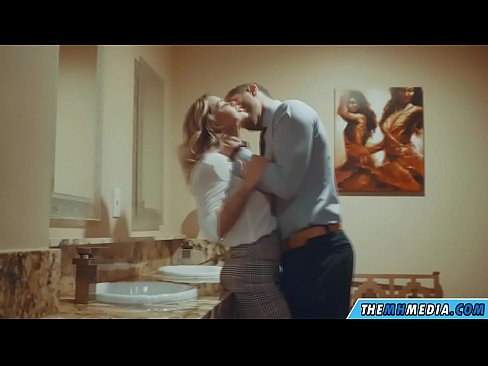 ❤️ Kad krūtiska blondīne pavedina tevi publiskā tualetē ☑ Duršanās video pie mums
